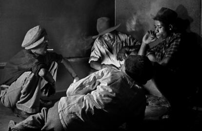 Jugadores en una humeante esquina de Sophiatown, Johanesburgo (1955).