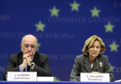 Elena Salgado y Joaquin Almunia, durante la rueda de prensa tras el Ecofin.