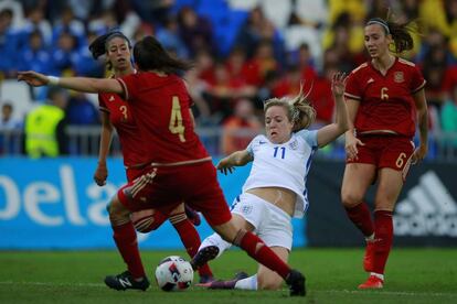 Davison, rodeada de jugadoras espa&ntilde;olas.