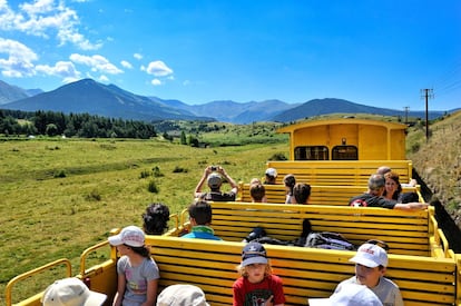 Hay más historias de trenes en los Pirineos, como el Tren Amarillo, en este caso en Francia. Construido a principios del siglo XX para reducir el aislamiento del Capcir y la Cerdaña, une Villefranche-de-Conflent y Latour-de-Carol, con un recorrido de 62 kilómetros. Es toda una proeza técnica gracias a sus 650 estructuras de ingeniería y 19 túneles. El llamado Canari (por su color) es todo un símbolo de la región, y el ferrocarril de vía métrica más alto del continente. Hoy, con una red de comunicaciones mucho más eficiente que la existente hace un siglo, el trazado constituye un bello recorrido turístico que salva un desnivel de 1.200 metros, atravesando viaductos como el de Séjourné o el puente Gisclard, y aferrándose en algún tramo a estrechos salientes. El tren tiene 22 paradas, pero si se desea regresar en el mismo día y evitar un viaje agotador, es recomendable hacer el tramo de Villefranche-Mont-Louis para descubrir las gargantas del Tèt, o el tramo de Mont-Louis-Latour-de-Carol en la Cerdaña. <br></br> Más información: ter.sncf.com