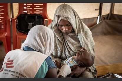 La refugiada sudanesa Halima Ahmed Mohamed vacuna a su bebé Ashrof en una clínica de Médicos Sin Fronteras en la frontera entre Chad y Sudán