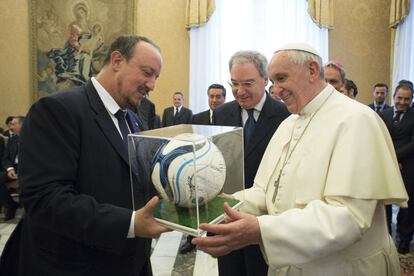 En el Vaticano con el Papa Francisco en 2014, en su etapa como entrenador del Nápoles