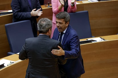 El president de la Generalitat, Carlos Mazón, estrecha la mano del portavoz de Vox en Les Corts, José María Llanos, tras la aprobación de los segundos presupuestos autonómicos de la legislatura.