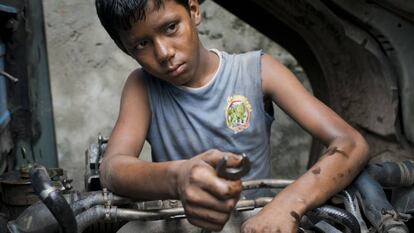Emon Hawlader tiene 13 años y trabaja nueve horas diarias reparando motores desde hace dos años y medio.