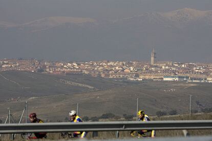 No es solo un problema de la capital. Los niveles de contaminación de Leganés y Coslada son ilegales. Superan, igual que los de Madrid, los límites impuestos por la normativa europea en cuanto a contaminantes, en concreto en cuanto a contaminación por dióxido de nitrógeno (NO2). Lo ha hecho público un informe que Ecologistas en Acción. En la foto, la ontaminación en Madrid, vista de Colmenar Viejo desde Tres Cantos.