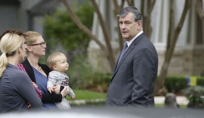 Prefeito de Dallas, Mike Rawlings, conversa com vizinhos da funcion&aacute;ria.  