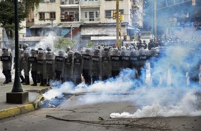Una línea de policías antidisturbios durante los enfrentamientos con los estudiantes de la Universidad Central de Caracas, en el marco de una manifestación que marca el Día del Estudiante Universitario en Caracas (Venezuela).