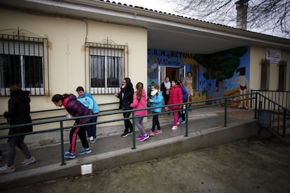 Los chavales de primaria salen al patio a la hora del recreo.