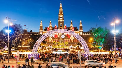 Mercadillo navideño en la Rathausplatz de Viena (Austria).