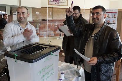 El iraqu Ahmad Albahadili se convierte en el primero en votar en una mesa habilitada en Pomona (California).