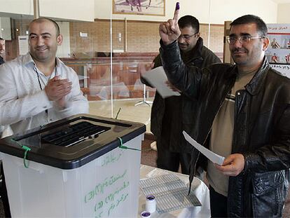 El iraquí Ahmad Albahadili se convierte en el primero en votar en una mesa habilitada en Pomona (California).