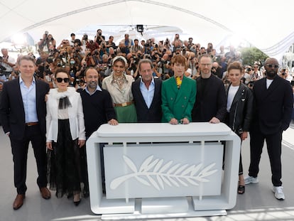 Vincent Lindon, en el centro, posa con el resto del jurado: desde la izquierda Jeff Nichols, Noomi Rapace, Asghar Farhadi, Deepika Padukone, Rebecca Hall, Joachim Trier, Jasmine Trinca y Ladj Ly, juntos el martes en Cannes.