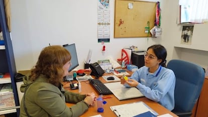 Una enfermera atiende a una paciente en un centro de salud.
