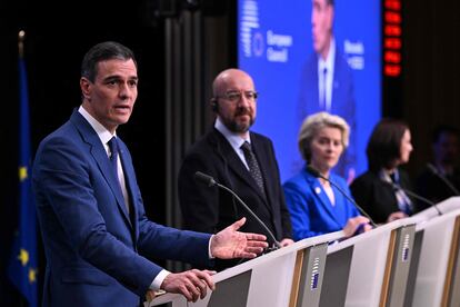 El presidente del Gobierno, Pedro Sánchez, en una rueda de prensa junto a sus homólogos del Consejo Europeo, Charles Michel, y la Comisión Europea, Ursula von der Leyen.