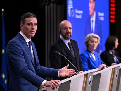 El presidente del Gobierno, Pedro Sánchez, en una rueda de prensa junto a sus homólogos del Consejo Europeo, Charles Michel, y la Comisión Europea, Ursula von der Leyen.