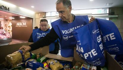 Voluntarios del 'Gran Recapte' en el mercado de Sants, este viernes.
 