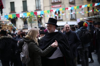 Durante el desfile también hay tiempo para el baile.