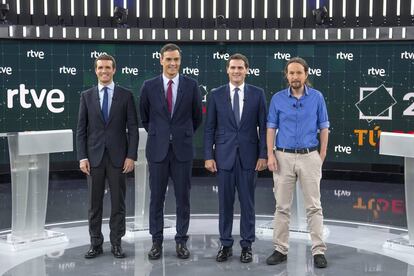 Los cuatro principales candidatos a la presidencia del Gobierno de España posan antes del debate en RTVE, en Madrid.