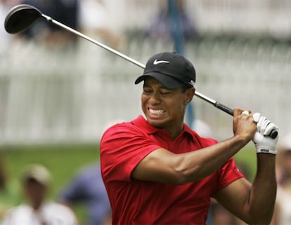 Tiger Woods hace un gesto de dolor tras un golpe con el 'driver' en el US Open de 2008. El número uno del mundo jugó con la rodilla seriamente dañada y llegó al 'play off' del lunes ante Rocco Mediate completamente cojo. Tras 18 hoyos, Tiger se apuntó su décimo cuarto y último 'grande' hasta la fecha. Tras el torneo, estuvo ocho meses retirado curándose de la lesión, situación que no le impidió seguir siendo número uno del mundo.