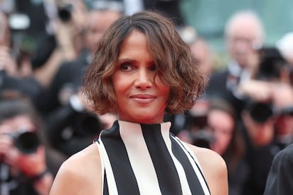 Halle Berry lució un 'look' de belleza natural, con la melena suelta y maquillaje suave.