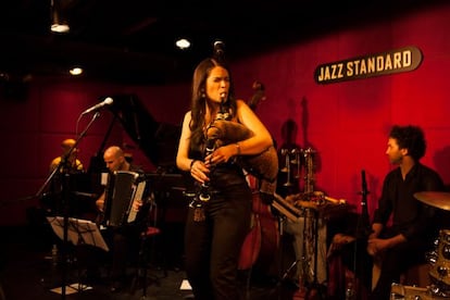 Cristina Pato, sobre el escenario del Jazz Standard, en Nueva York.