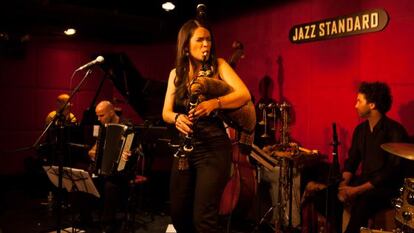 Cristina Pato, sobre el escenario del Jazz Standard, en Nueva York.