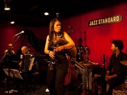 Cristina Pato, sobre el escenario del Jazz Standard, en Nueva York.