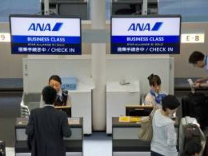 Varios clientes facturan su equipaje en un mostrador de la aerolínea japonesa All Nippon Airways (ANA) en el Aeropuerto Internacional Haneda de Tokio (Japón). EFE/Archivo
