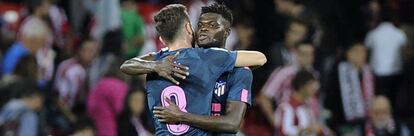 Thomas se abraza con Sául tras la victoria ante el Athletic.