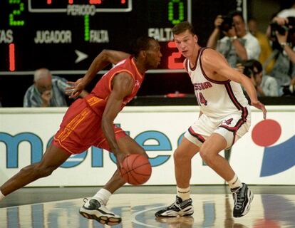 Mike Smith, frente a Rusia en el Europeo de 1997.