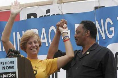 Cindy Sheehan, la <i>madre coraje</i> de América, junto al reverendo Jesse Jackson, durante la marcha contra la guerra de Irak.