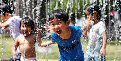 Varios niños juegan en una fuente en Nerima, Tokio.