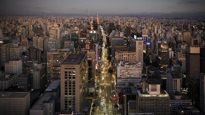 A noite cai sobre as avenidas de São Paulo, com muito menos trânsito que o habitual.