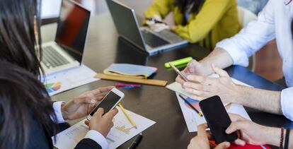 Un grupo de profesionales durante una reunión de trabajo.