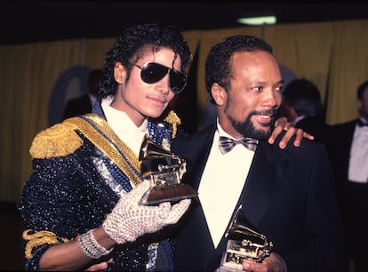 Michael Jackson junto a Quincy Jones en 1984, en la ceremonia de los Grammys. 