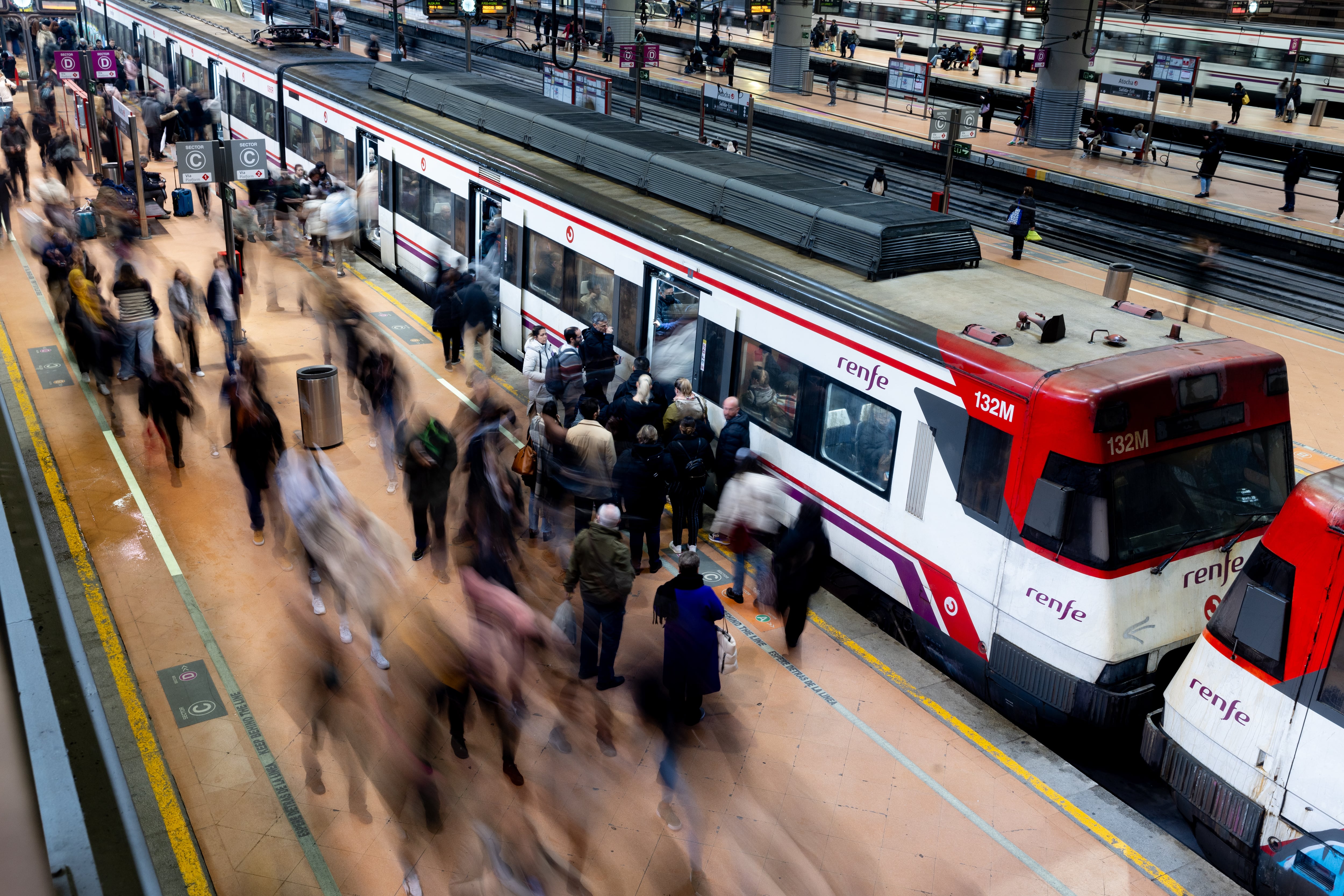 Decenas de personas esperando al tren durante la huelga de Renfe y Adif, en la estación de Puerta de Atocha-Almudena Grandes,, a 9 de febrero de 2024, en Madrid