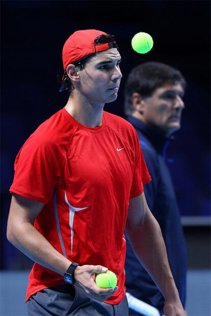 Nadal se entrena en el O2 de Londres.