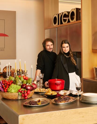 Los hosteleros Nacho Ventosa y Sara Aznar son los artífices de Los 33, uno de los nuevos restaurantes de moda en Madrid: cocina uruguaya con un toque español. “No esperábamos este éxito. Nos da mucha vergüenza y también nos acojona”, reconoce Ventosa. “Cada día es como abrir el telón y nos da miedo equivocarnos”, añade Aznar, que lleva americana, jersey y pantalón de Max Mara, y collar de Paco Rabanne. La pareja, que también tiene el bar-restaurante El Viajero en el barrio madrileño de La Latina, ha preparado una cena festiva que rinde homenaje a la parrilla: chuletón de rubia gallega y entraña de wagyu, ambos cocinados en los fogones de Los 33; fruta y verdura de Entre Col y Col (Mercado de Barceló), panes de Panadería John Torres, panettone de Estela Hojaldre y vinos Barón de Chirel y Sauvignon Blanc de Marqués de Riscal.