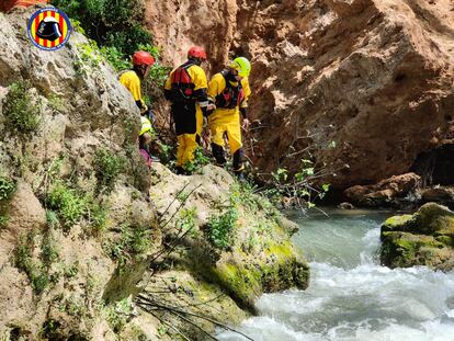 Bomberos en el paraje de Los Chorradores, en Navarrés (Valencia).