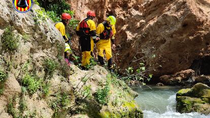 Bomberos en el paraje de Los Chorradores, en Navarrés (Valencia).