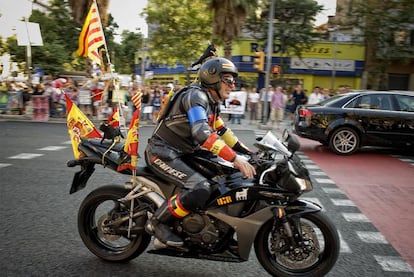 Un motorista vestido de negro y con banderas con toros pintados calentó la concentración celebrada en la Monumental.