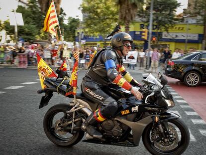 Un motorista vestido de negro y con banderas con toros pintados calentó la concentración celebrada en la Monumental.