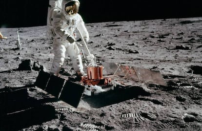El astronauta Buzz Aldrin, del 'Apolo 11', desplegó un sismógrafo que apenas funcionó tres semanas.