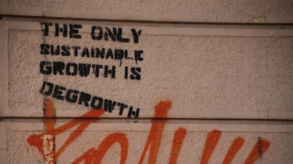 En el muro se lee "El único crecimiento sostenible es el decrecimiento"