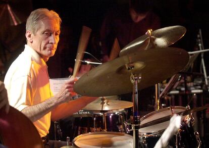 Charlie Watts toca la batería durante un concierto en Barcelona el 24 de noviembre de 2001.