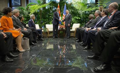 Reunión bilateral entre los presidentes de Cuba, Raúl Castro, y de EE.UU., Barack Obama, junto a oficiales de ambos países, el 21 de marzo.