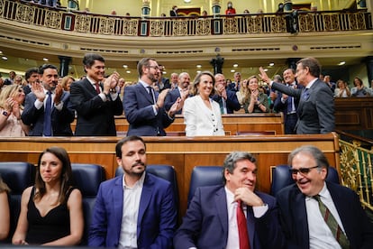 El líder del PP, Alberto Núñez Feijóo es aplaudido por su grupo parlamentario a su llegada al Congreso. En primera fila, los ministros Irene Montero, Alberto Garzón, José Luis Escrivá y Joan Subirats. 