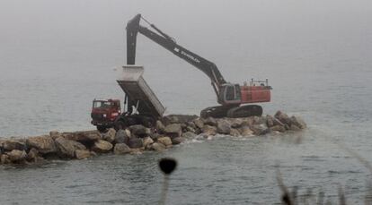 Construcción del segundo espigón de la cara este de Gibraltar.