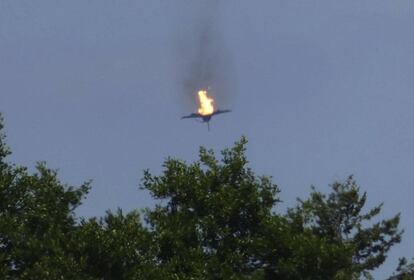 Dos aviones de combate Eurofighter han colisionado en Alemania durante un vuelo de entrenamiento, causando la muerte a uno de los pilotos, según la televisión n-tv. El otro aviador ha sido encontrado con vida en la copa de un árbol. Tras la colisión, los aparatos se han estrellado contra el suelo en el Estado de Mecklemburgo-Pomerania Occidental, separados diez kilómetros el uno del otro.