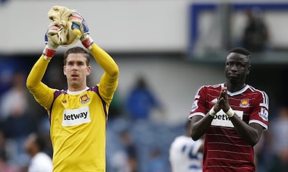 Adri&aacute;n, junto a Kouyate, saluda a los hinchas del West Ham.